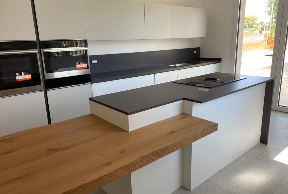 Cucina moderna in vetro bianco